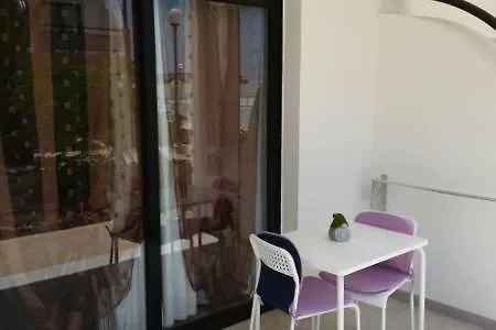 Poolside Oasis Ground Floor, Wifi & Terrace Apartment